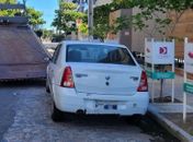 Carro furtado é encontrado abandonado, na Jatiúca