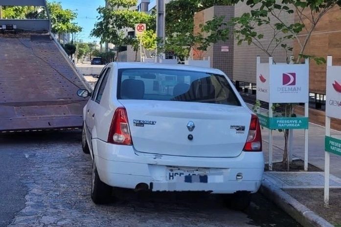Carro furtado é encontrado abandonado, na Jatiúca
