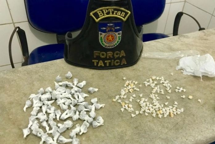 Com a acusada, foram apreendidas 170 pedras de crack e 97 bombinhas de maconha.