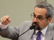 Abraham Weintraub diz que exame custa até R$ 10 mil por estudante.