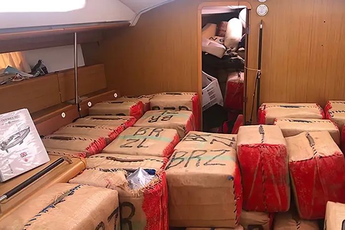 Marinha e PF interceptam veleiro e apreendem mais de 2 toneladas de entorpecentes