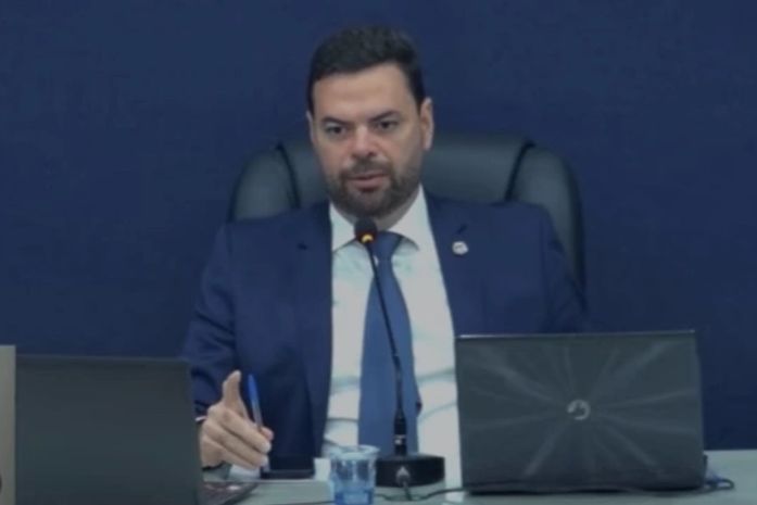 Rui Palmeira perde o controle, dá murro na mesa e leva bronca em sessão da Câmara de Maceió