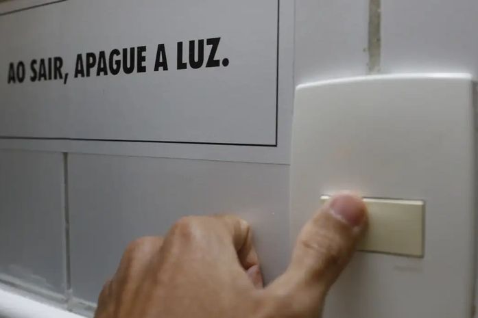 Conta de luz terá bandeira tarifária vermelha patamar 2 em agosto