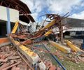 Rastro de destruição: carreta desgovernada atinge veículos e invade escola em Alagoas; veja