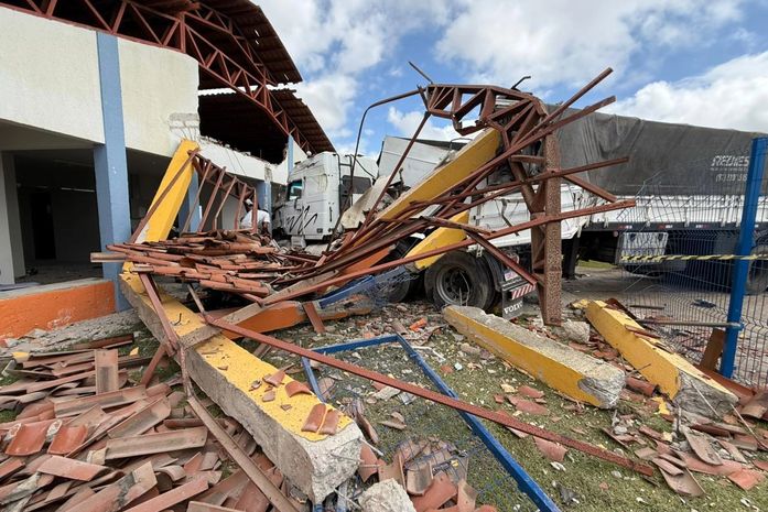 Rastro de destruição: carreta desgovernada atinge veículos e invade escola em Alagoas; veja