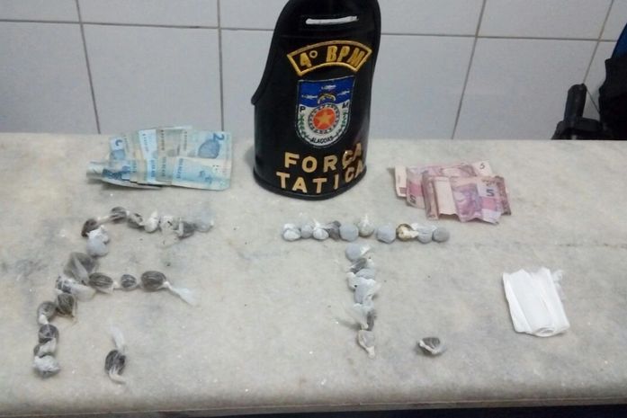 Jovem é preso com 40 bombinhas de maconha