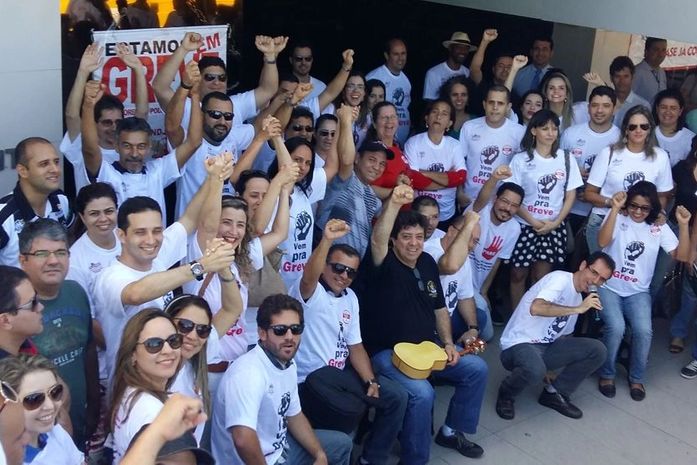 Servidores realizam ato por reposição salarial