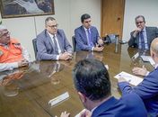 Prefeito solicita novos estudos para os bairros do Pinheiro, Mutange e Bebedouro, durante reunião em Brasília.