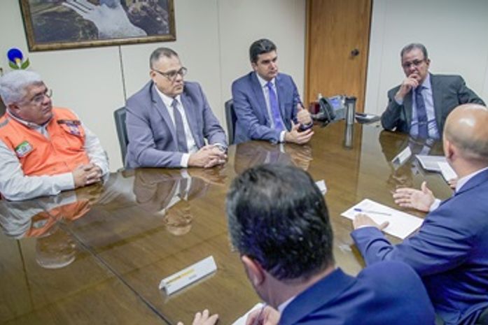 Prefeito solicita novos estudos para os bairros do Pinheiro, Mutange e Bebedouro, durante reunião em Brasília.