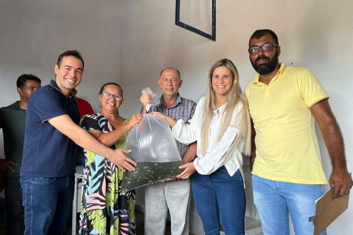 Prefeita Ceci Rocha distribui 25 mil alevinos no Distrito Ouricuri, em Atalaia