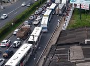 Em greve, funcionários da Veleiro bloqueiam Avenida Fernandes Lima e pedem pagamento
