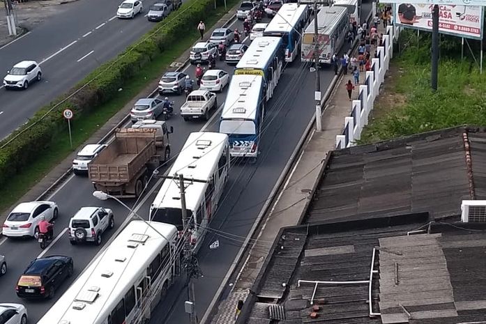 Em greve, funcionários da Veleiro bloqueiam Avenida Fernandes Lima e pedem pagamento