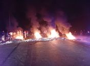 Moradores bloqueiam BR-416 em protesto pelo assassinato de dois jovens; Via segue bloqueada
