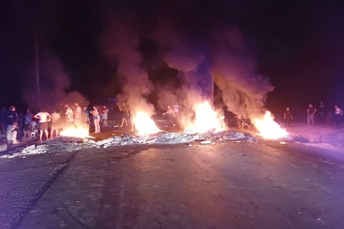Moradores bloqueiam BR-416 em protesto pelo assassinato de dois jovens; Via segue bloqueada