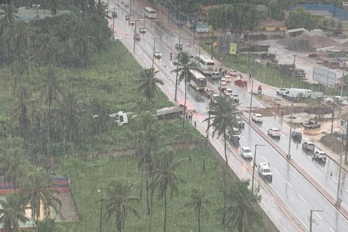 Carreta saiu da pista e parou no canteiro da AL-101