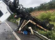 Motorista de caminhão fica ferido em capotamento na BR-101
