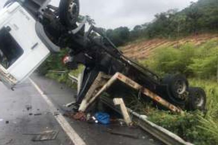 Motorista de caminhão fica ferido em capotamento na BR-101
