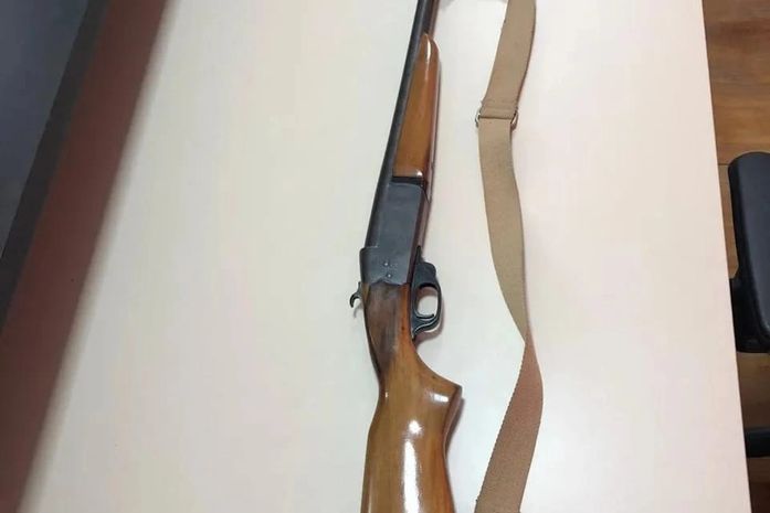 Espingarda, de calibre 12, encontrada com homem acusado de latrocínio