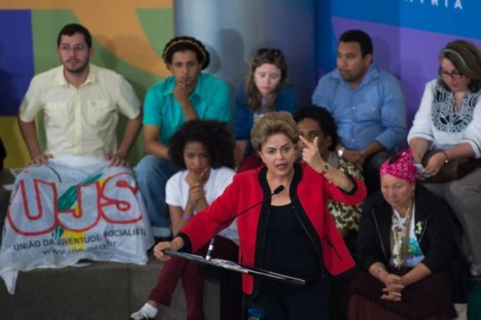 Dilma recebe apoio dos movimentos sociais e volta defender a democracia