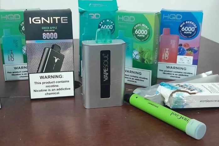 Vigilância Sanitária de Maceió apreende "vapes" comercializados por ambulantes no Jaraguá, em festejos juninos