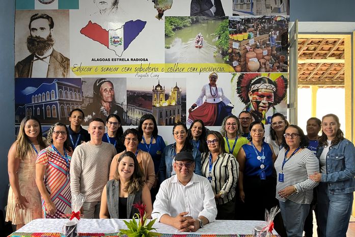 Secretário André Vieira tem trajetória homenageada pela 2º GERE e celebra livro sobre os 40 anos da Casa da Cultura