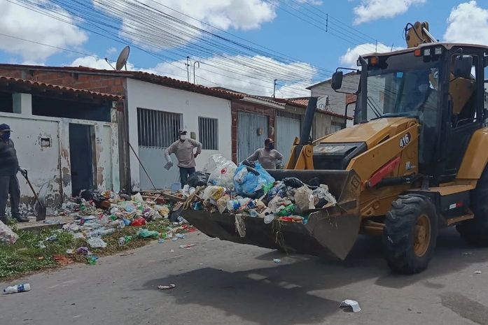 Justiça determina internação compulsória e limpeza de imóvel de acumulador em Delmiro Gouveia; veja vídeo