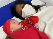 A mãe Marcela com sua recém-nascida Gabrielle