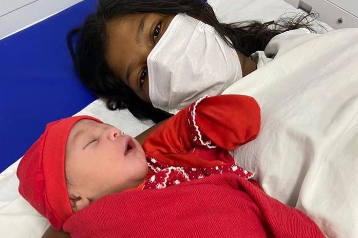 A mãe Marcela com sua recém-nascida Gabrielle