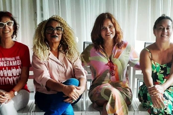 Foi um domingo, de Oficina de Escrita Terapêutica e de Cuidados com a Saúde Mental,
construída como rede de afetos e empatia, na Coberta de Flor