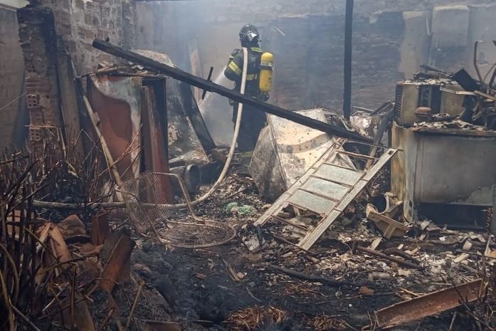 Incêndio destrói residência no bairro São Cristóvão, em Palmeira dos Índios