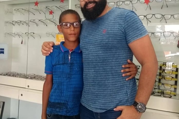 O menino só queria ganhar um óculos de grau novo, como presente de Natal.