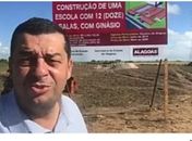 Carlos Augusto grava vídeo no canteiro da obra de uma escola estadual