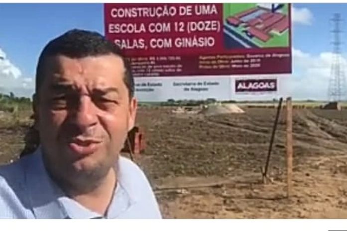 Carlos Augusto grava vídeo no canteiro da obra de uma escola estadual