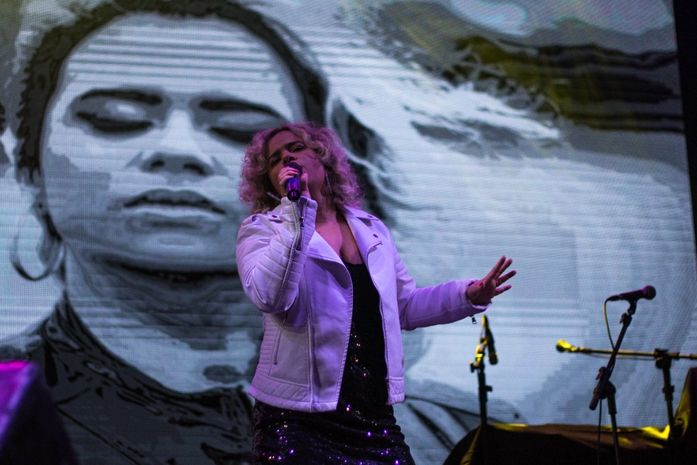 Suzi Mariana exacerba sua verve roqueira em show no Teatro de Arena