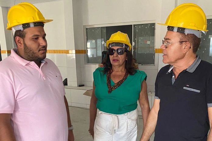 Fernando Cavalcante, Ana Gomes e Edson Ferreira durante visita discutindo planos de inauguração