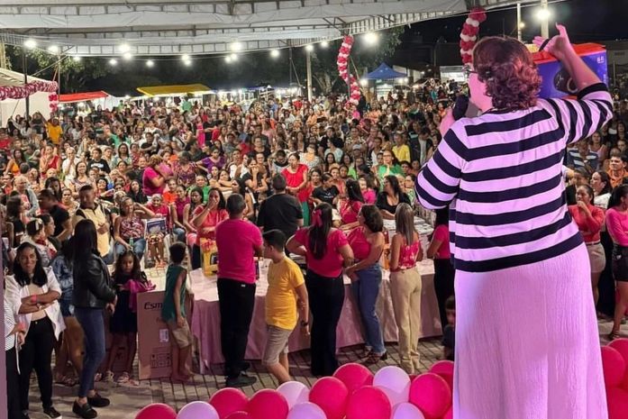 Show de Prêmios em homenagem às mães reúne milhares de pessoas em Lagoa da Canoa
