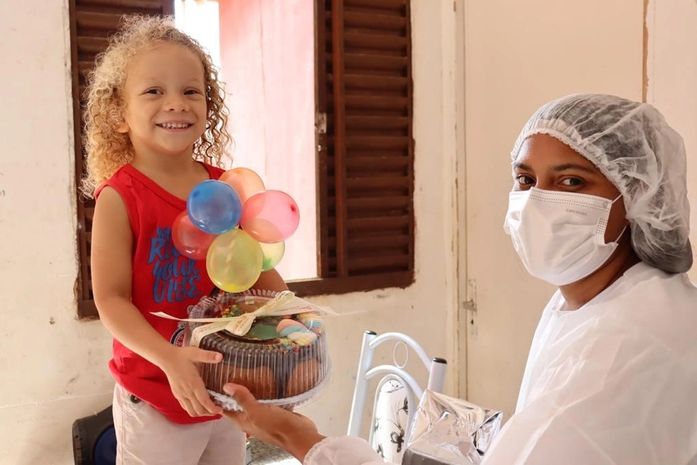 Assistência Social de Santana do Mundaú leva festa para a casa dos aniversariantes do mês