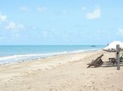 Entre muros e caminhos estreitos, acesso à praia vira disputa na Rota dos Milagres