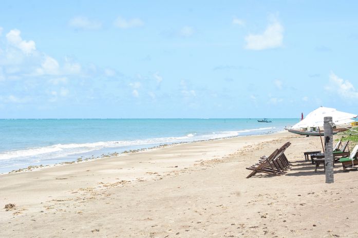 Entre muros e caminhos estreitos, acesso à praia vira disputa na Rota dos Milagres