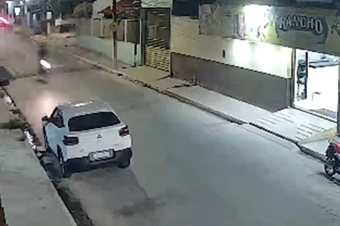 Homem sofre acidente de moto após passar em alta velocidade por quebra-molas em Arapiraca