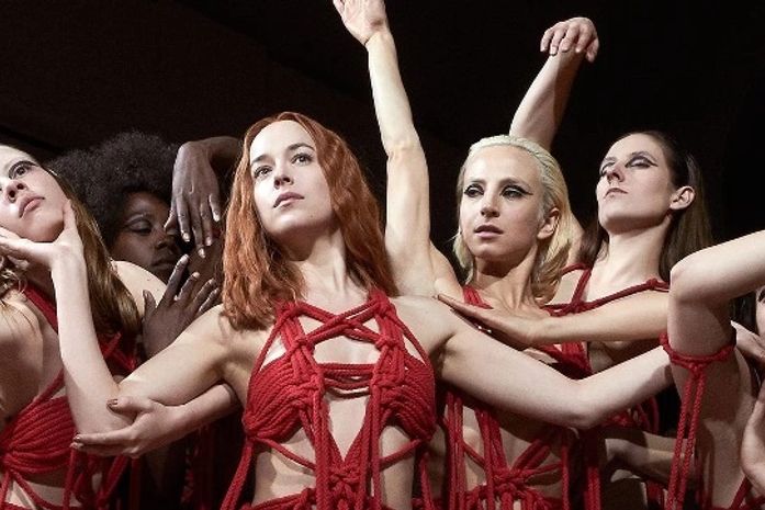 Terror cult "Suspiria" ganha remake perturbador com Dakota Johnson