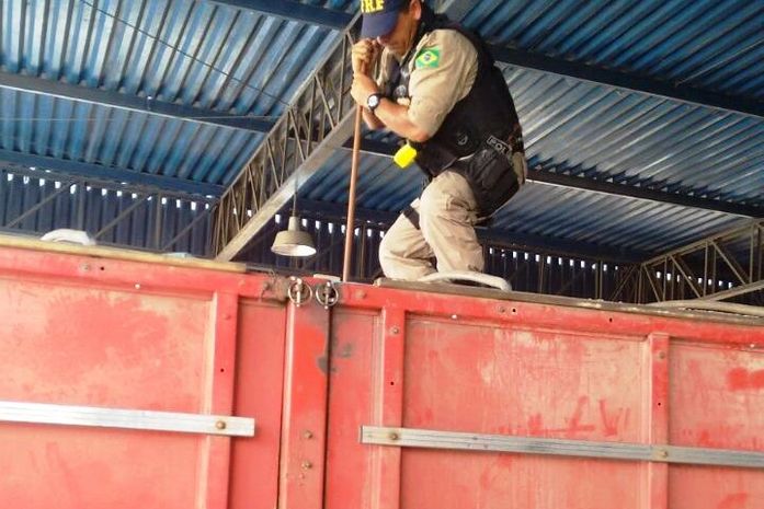 Carreta com feijão sem nota fiscal