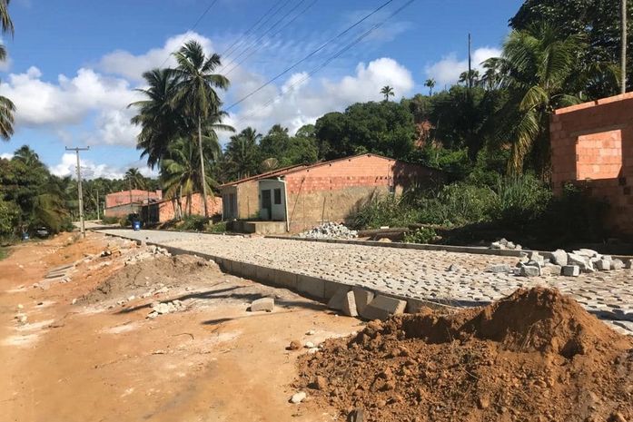 Serviço de pavimentação vem sendo executado por diversas regiões do município