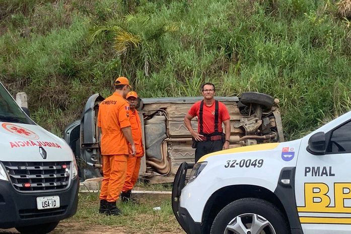 Capotamento deixa idoso de 70 anos preso às ferragens na AL-101; Bombeiros são acionados 