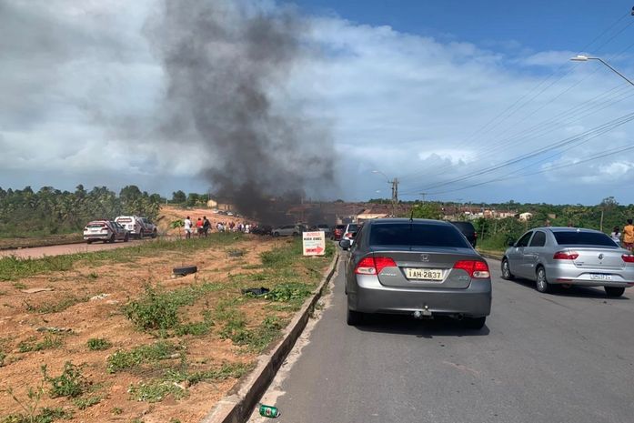 Moradores do Benedito Bentes interditam Ecovia Norte para reclamar de falta de energia