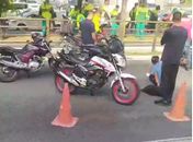 Mototaxista é arremessado e passageira fica ferida após colisão com carro na Av. Fernandes Lima
