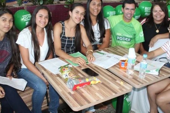 Prefeito Ediel Leite com professores e estudantes.