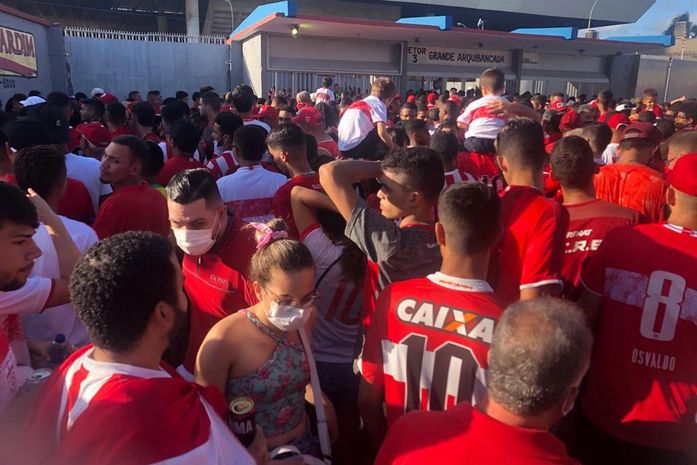 Torcedores do CRB: sufoco pra entrar no Trapichão