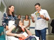 Rafaela, ao lado do secretário Cristhian Teixeira na inauguração da UCI Pediátrica;