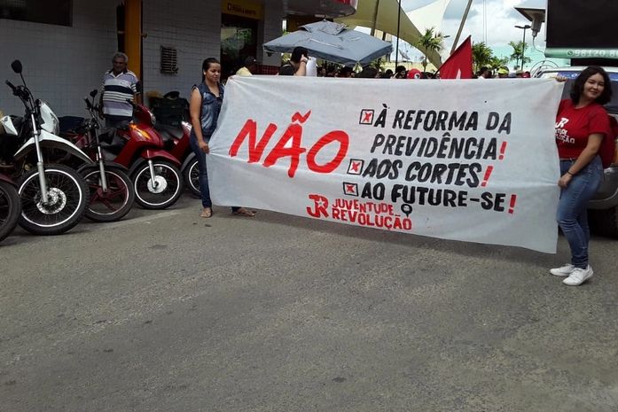 Estudantes e professores da rede estadual realizam protestos pelas ruas de Arapiraca
